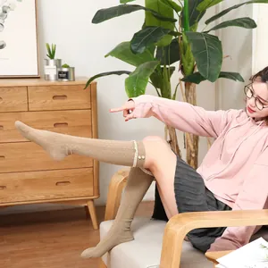 Vue détaillée de chaussettes hautes en tricot pour femmes avec dentelle et boutons