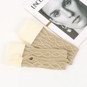 Mitaines en maille torsadée kaki avec bordure en fausse fourrure blanche pour l'hiver.
