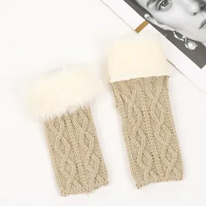Mitaines confortables en maille torsadée avec bordure en fausse fourrure blanche et douce
