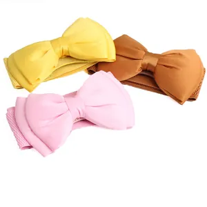 Detailoverzicht van drie kleurrijke chiffon boog elastische tailleriemen voor jurken.