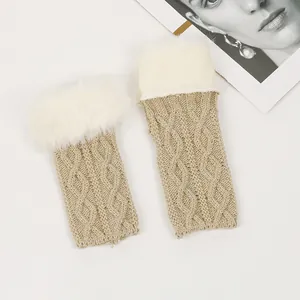 Détail du motif en maille torsadée et de la bordure en fausse fourrure de ces mitaines.