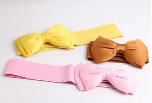 Detail van drie gekleurde elastische riemen met chiffon strik voor damesjurken.
