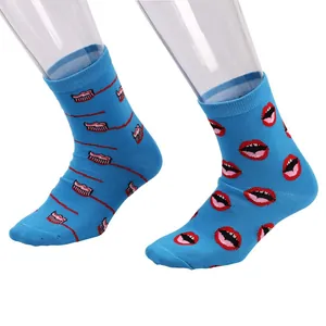 Detailansicht blauer Socken mit einzigartigen Lippen- und Zahnbürsten-Illustrationsmustern