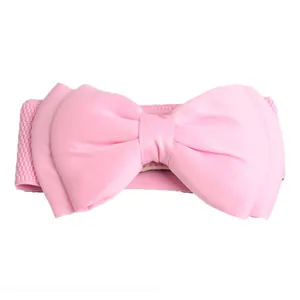Detailopname van een roze chiffon strik op een brede elastische riem voor de taille