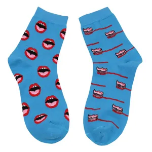 Detailansicht von hellblauen Socken mit trendigen Lippen- und Zahnbürstenillustrationen