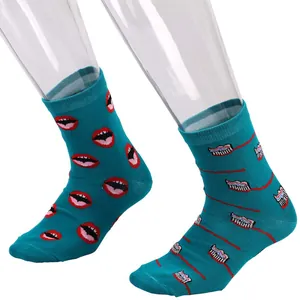 Detailansicht blaugrüner Socken mit roten Lippen- und Zahnbürstenillustrationen.