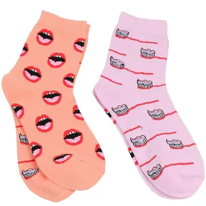 Detailansicht von originellen Baumwollsocken mit bunten Lippen- und Zahnbürstenmustern.