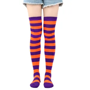 Primo piano di calze autoreggenti a righe arancioni e viola per cosplay di Halloween
