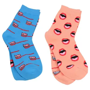 Detailansicht von Baumwollsocken mit originellen Zahnbürsten- und roten Lippenmustern