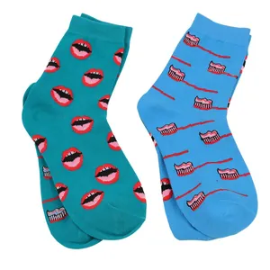 Detail von lebhaften Waden-Baumwollsocken mit kreativen Lippen- und Zahnbürstenmustern