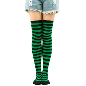 Vista dettagliata delle calze sopra il ginocchio a righe verdi e nere per cosplay