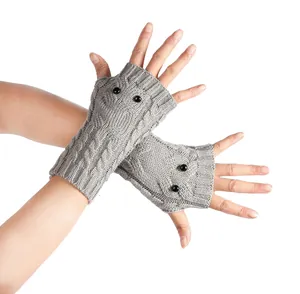 Detail van grijze gebreide vingerloze uil-handschoenen met een gezellige textuur
