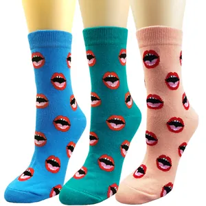 Set mit drei stylischen Baumwollsocken mit lebendigen Lippenmuster-Illustrationen