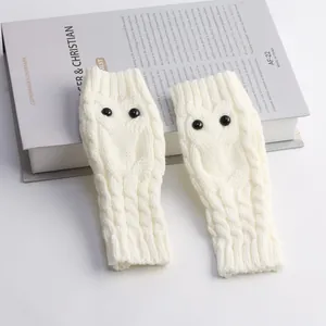 Witte gebreide uil vingerloze handschoenen met zwarte knoogjes voor winter