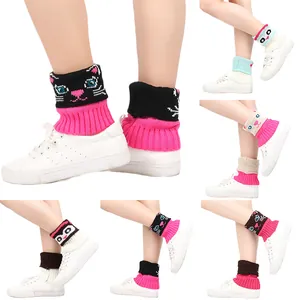 Guêtres tricotées mignonnes pour femmes avec divers motifs de chat et coloris variés.