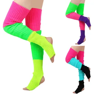 Vue détaillée de jambières en tricot colorées de 81 cm dans divers motifs néon