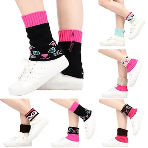 Vue détaillée de divers couvre-bottes en tricot avec des motifs de chats mignons