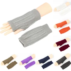 Detailansicht warmer gestrickter fingerloser Armstulpen in verschiedenen Winterfarben