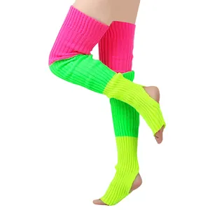 Gros plan de jambières en tricot multicolore néon de 81 cm pour le yoga et l'hiver.