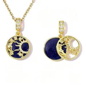 Pendentif soleil et lune en or avec pierres bleues et détails raffinés en zircon