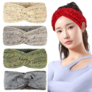 Bandeaux en tricot doublés polaire pour l'hiver avec mannequin asiatique.