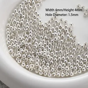 Macrodetail van 4mm zilveren kraaltjes met een gat van 1,5mm op een wit bordje