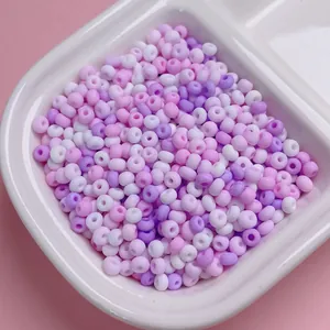 Close-up van 4 mm matte glazen kralen in paarse en roze tinten voor DIY-sieraden