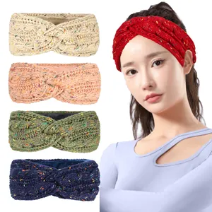 Bandeaux en tricot doublés de polaire avec pois colorés en plusieurs couleurs portés par modèle