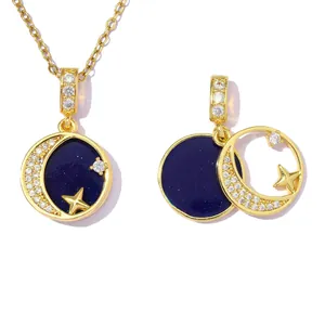 Vue détaillée du pendentif lune et étoile en or séparable avec émail bleu galaxie