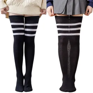 Vue détaillée de chaussettes hautes noires grande taille avec rayures blanches sportives