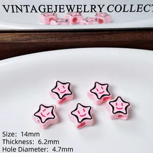 Primo piano di perline sorridenti a forma di stella rosa con grandi fori per il fai da te