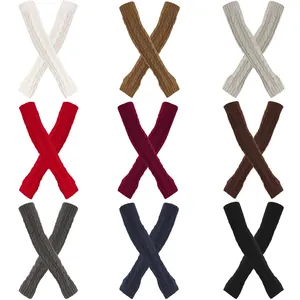 Gedetailleerd overzicht van de kabelgebreide armwarmers in negen winterse kleuren