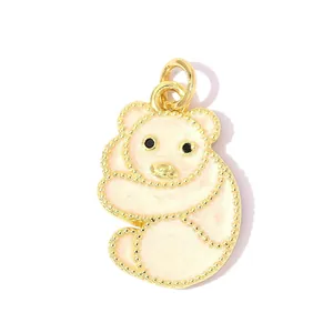 Nahaufnahme eines rosafarbenen Bärenanhängers mit goldfarbenem Perlenrand und Ring.
