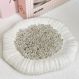 Detailweergave van kleine verzilverde legering tussenkralen voor DIY sieraden.