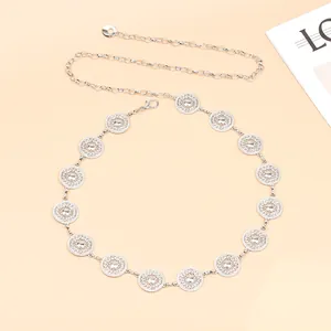 Dettaglio cintura a catena in metallo argento con dischi decorati per abiti da donna
