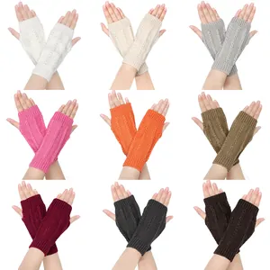 Auswahl an Zopfmuster fingerlosen Handschuhen in neun Farben mit Daumenloch-Design