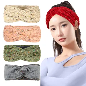 Vue détaillée de bandeaux en tricot doublés polaire en plusieurs couleurs à texture mouchetée