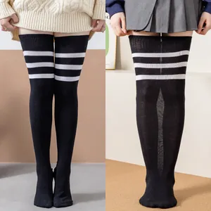 Vue détaillée des chaussettes montantes grande taille avec rayures blanches sur coton noir