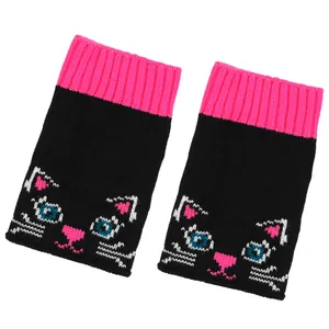 Vue détaillée de jambières en tricot avec bord rose et motif jacquard de chat mignon