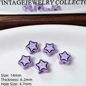 Dettaglio di perline a stella viola da 14 mm con sorriso per DIY su piatto bianco