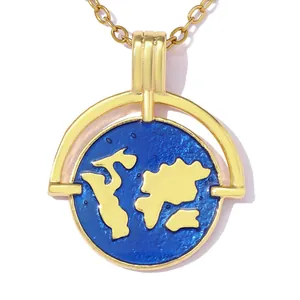 Vue détaillée d'un pendentif globe terrestre rotatif en émail doré et bleu pour bijoux