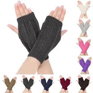 Detaillierte Präsentation mehrfarbiger fingerloser Strickhandschuhe mit Zopfmuster