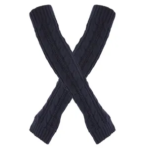 Detail van het donkerblauwe kabelpatroon op dikke lange vingerloze armwarmers