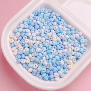 Detailopname van 4 mm matte blauwe en witte glazen rocailles voor doe-het-zelf sieraden