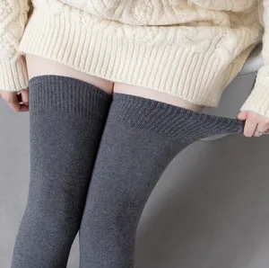 Détail montrant la grande élasticité de ces chaussettes hautes en coton gris pour l'hiver