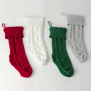 Vue détaillée de quatre chaussettes de Noël en maille torsadée rouge, blanche, verte et grise