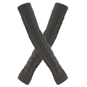 Detail van de grijze kabelgebreide vingerloze armwarmers voor herfst- en winterwarmte