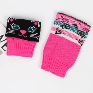 Détail de jambières en tricot rose et noir avec un motif de chat mignon jacquard