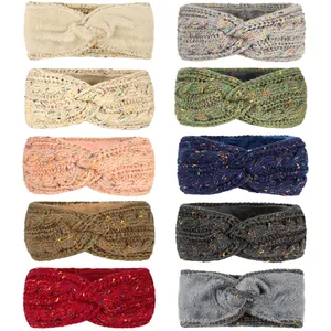Vue détaillée de dix bandeaux tricotés à points colorés avec doublure polaire pour l'hiver