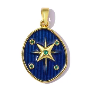 Gros plan détaillé de la texture de l'émail bleu et de l'étoile dorée sur ce pendentif